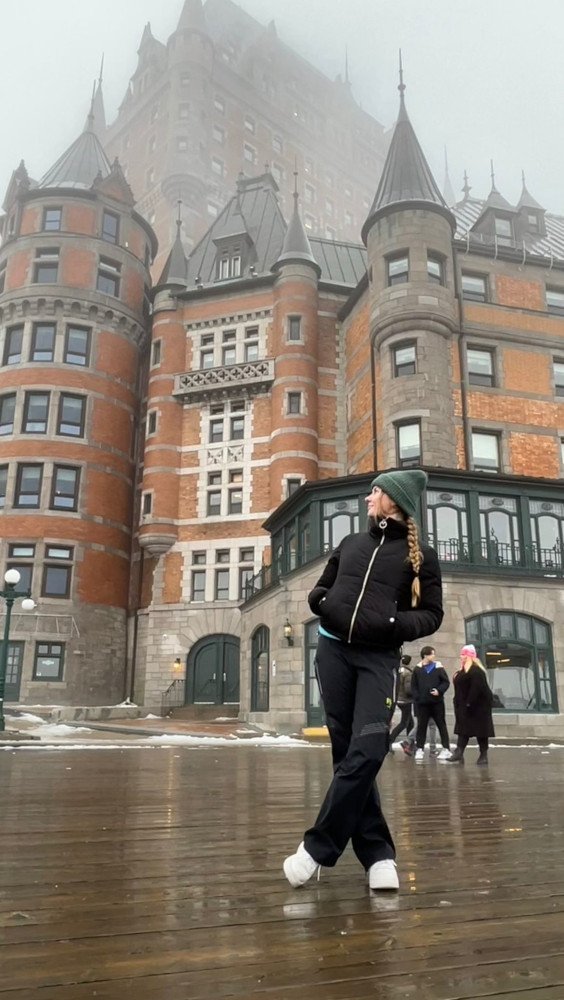 Viktória pred budovou v Kanade