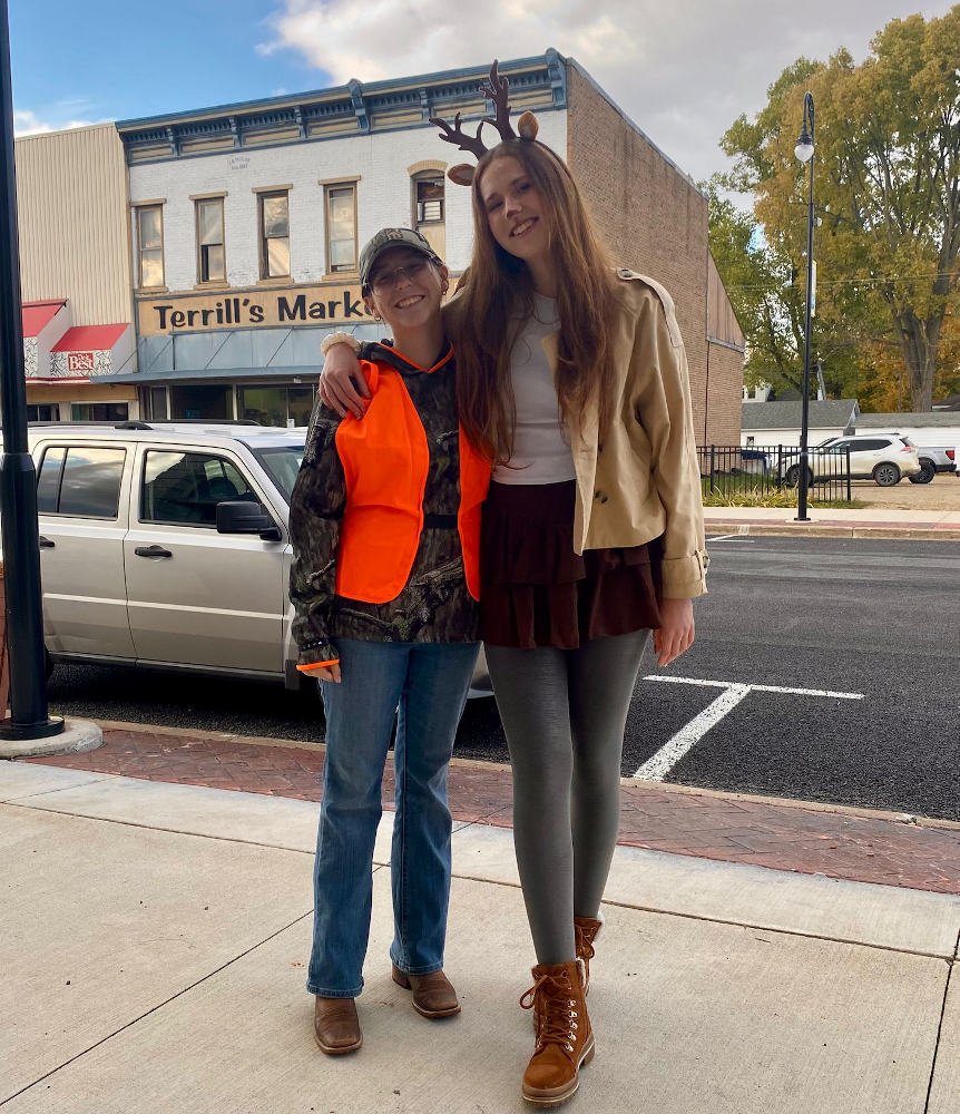 Emma v kostíme s kamarátkou