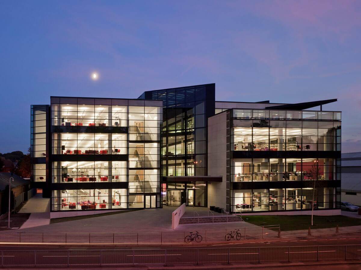 Kniznica Augustine House Canterbury Christ Church University