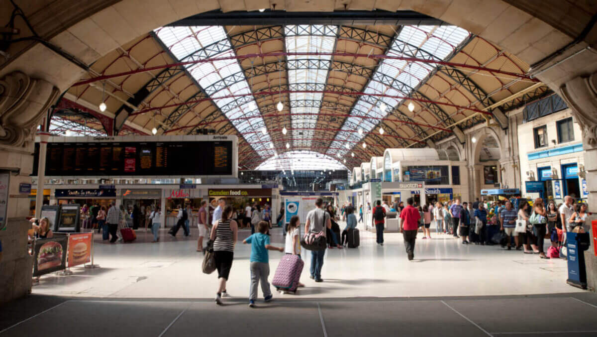 Štúdium v Anglicku - Victoria Station v Londýne