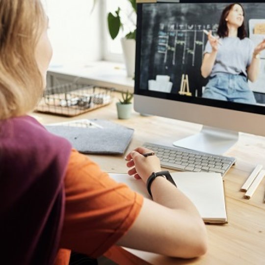 VYSKÚŠAJ ONLINE JAZYKOVÝ KURZ ZADARMO