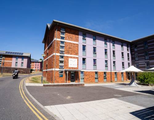 Embassy Brighton (13 – 17 rokov)